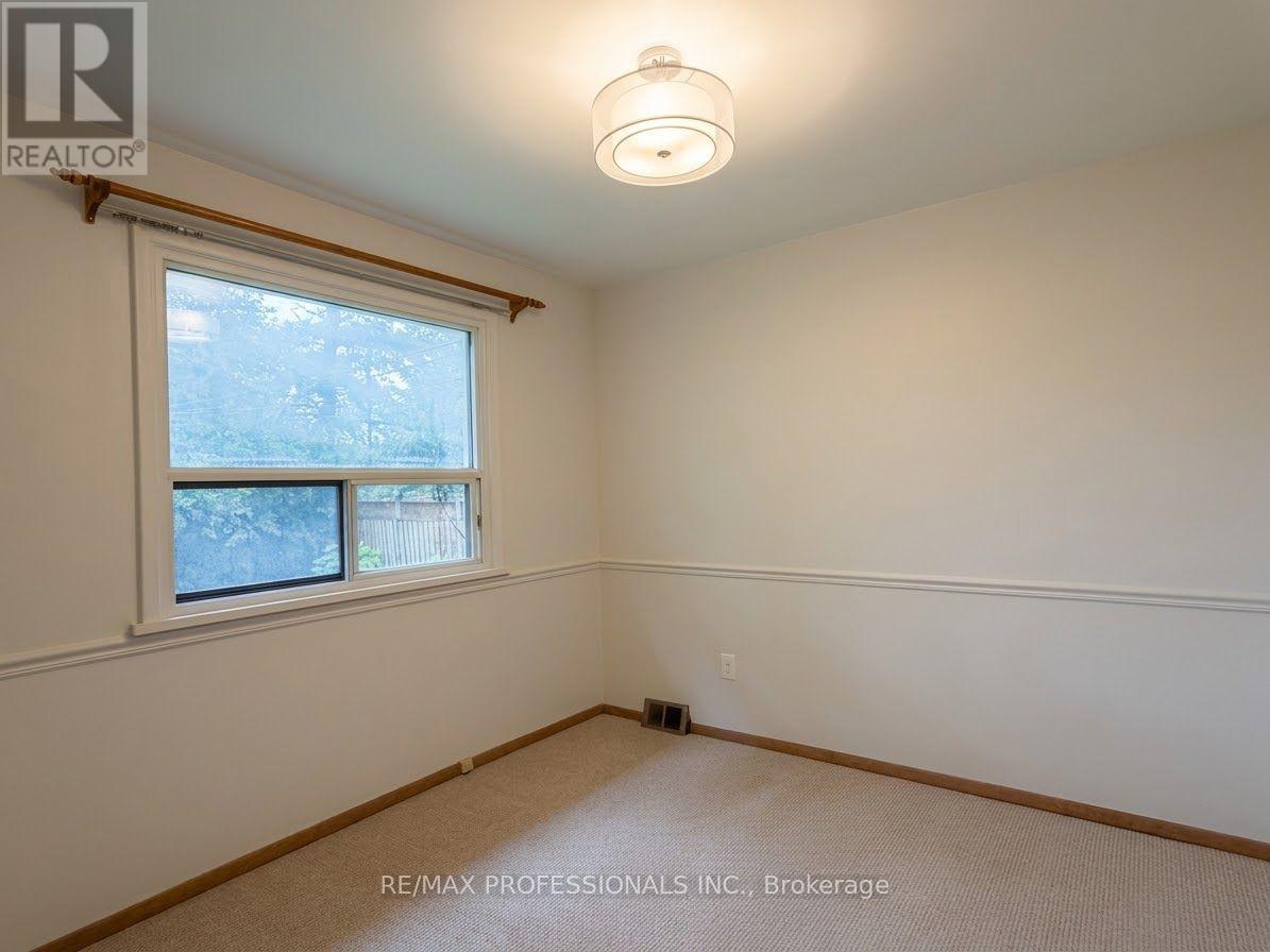 31 Cheshire Drive, Toronto, Ontario  M9B 2N7 - Photo 8 - W13765736