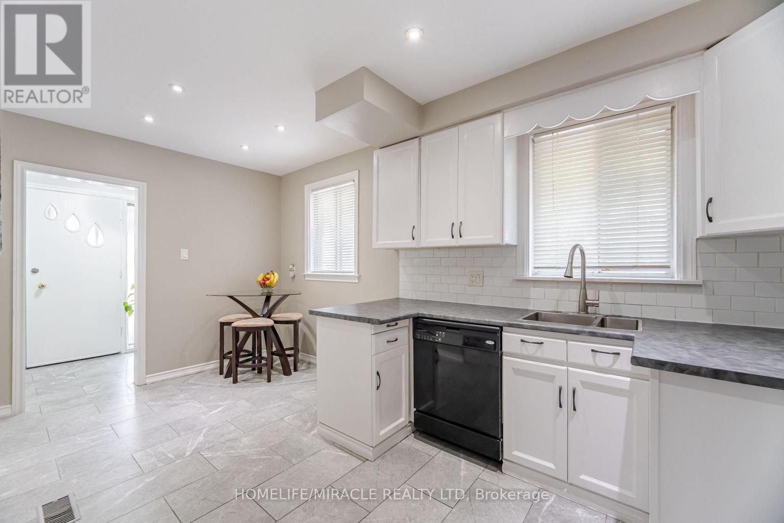 41 Bradstock Road, Toronto, Ontario  M9M 1M9 - Photo 6 - W13765904