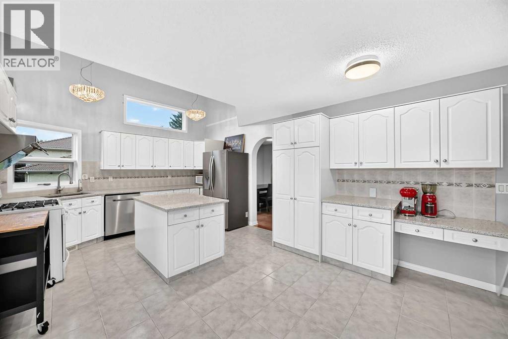 9217 Santana Crescent NW, Calgary, Alberta  T3K 3N1 - Photo 8 - A2343888