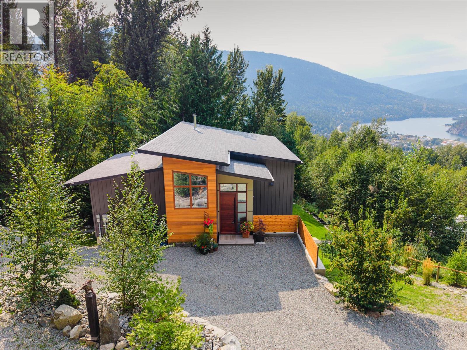 1409 Ash Street, Nelson, British Columbia  V1L 2J3 - Photo 1 - 10400377