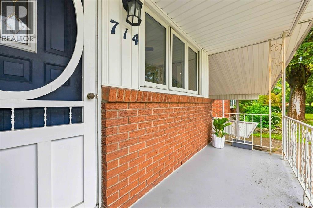 714 Victoria Avenue, Point Edward, Ontario  N7V 1J8 - Photo 2 - 26021834
