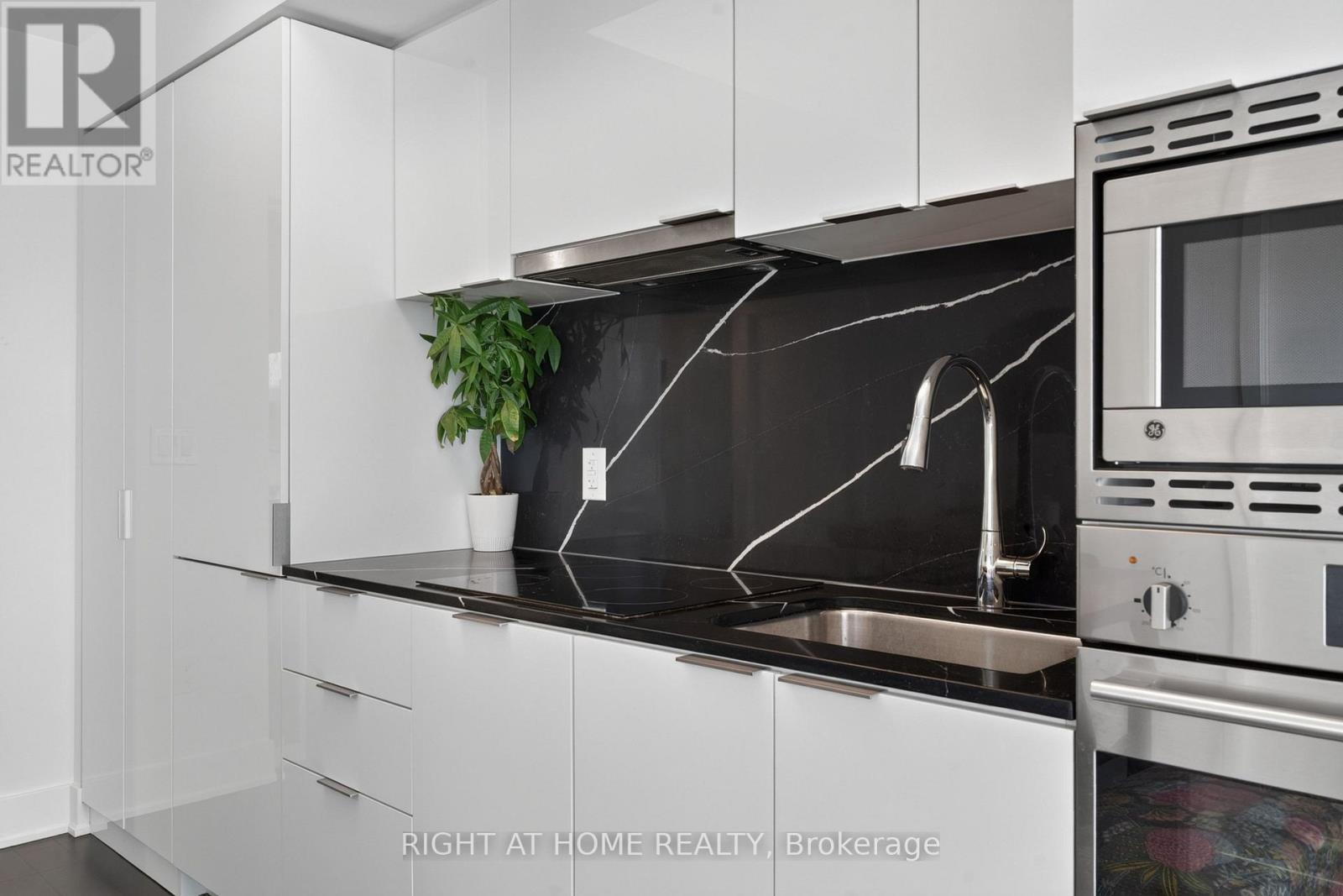 1809 - 955 Bay Street, Toronto, Ontario  M5S 0C6 - Photo 11 - C13766412