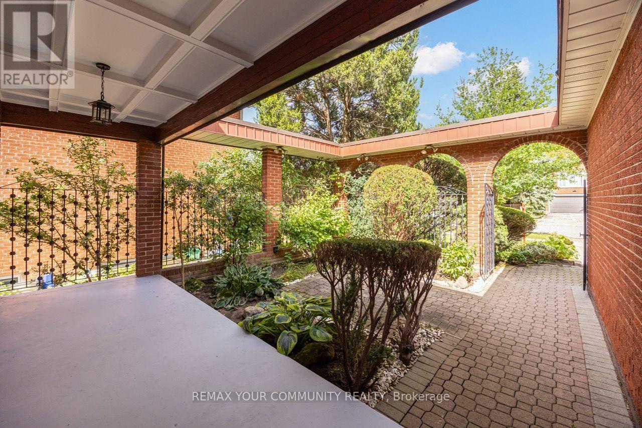 31 Clovercrest Road, Toronto, Ontario  M2J 1Z5 - Photo 3 - C13766428