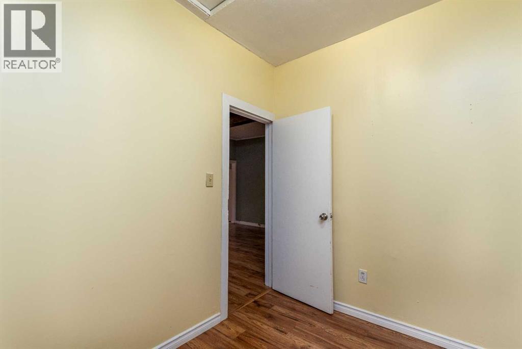 83 2 Street E photo 12