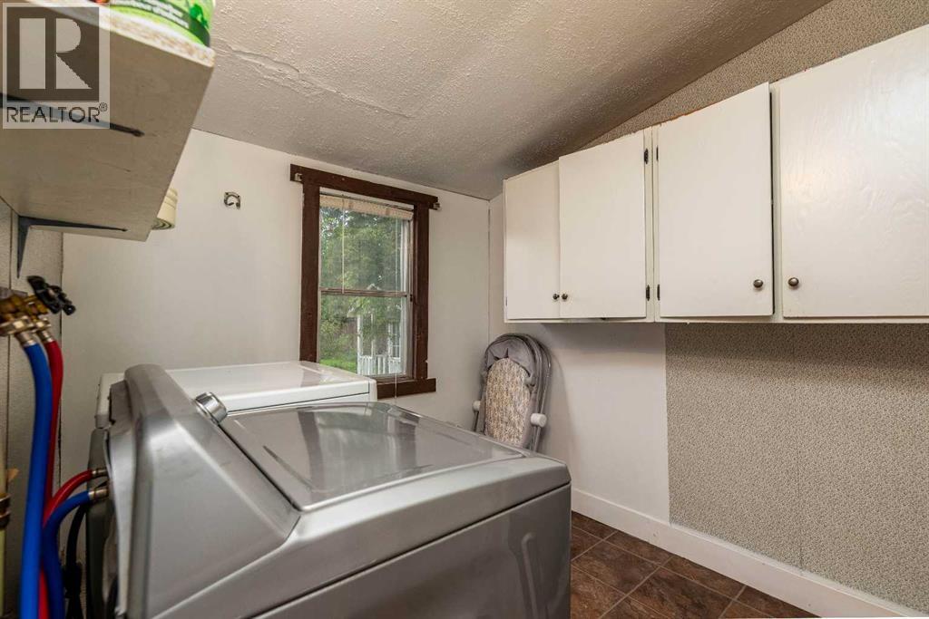 83 2 Street E photo 18