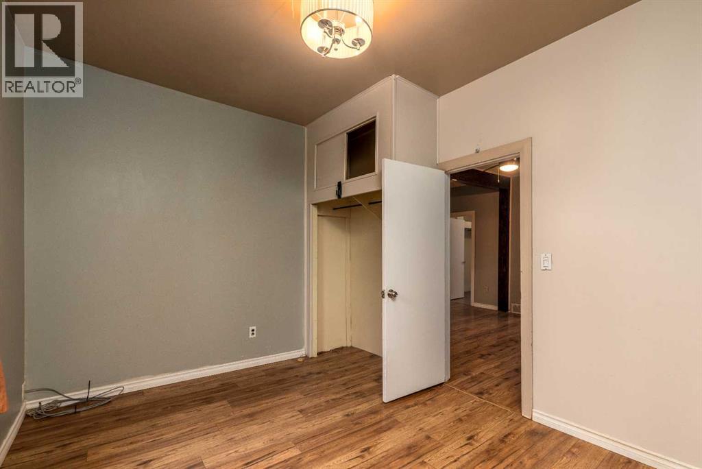 83 2 Street E photo 10