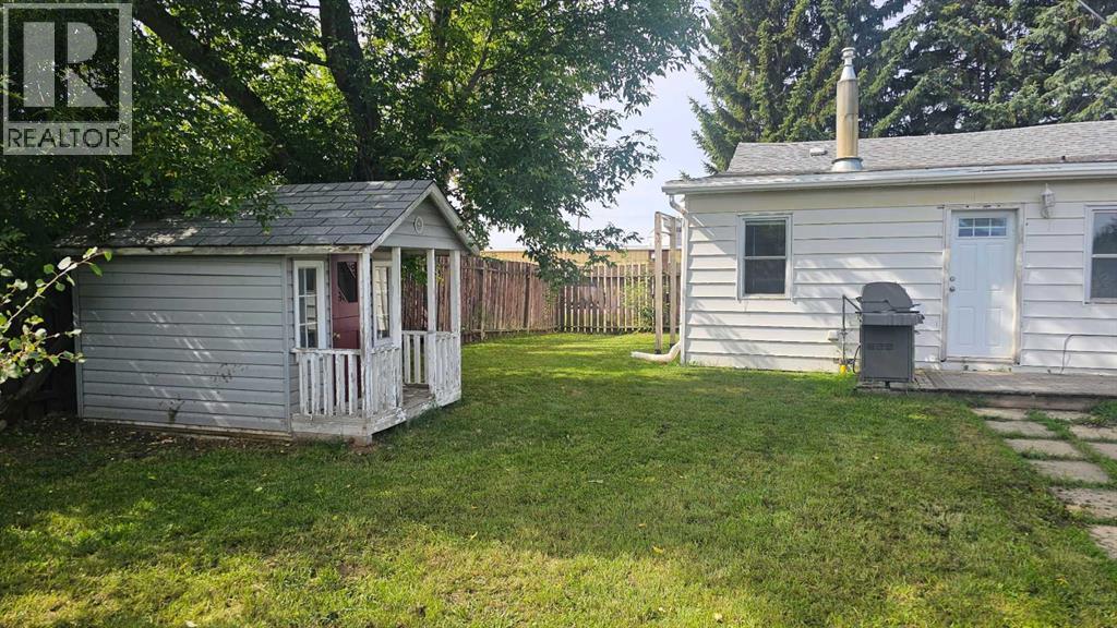 83 2 Street E photo 29