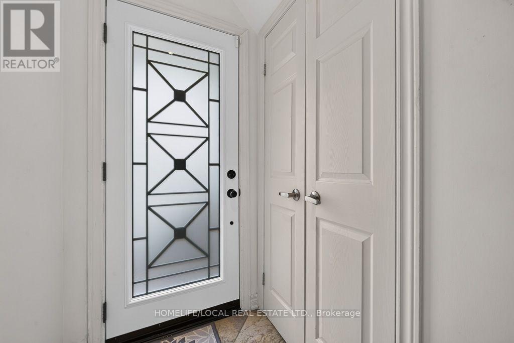 4 Martindale Crescent, Brampton, Ontario  L6X 2T9 - Photo 4 - W13766506