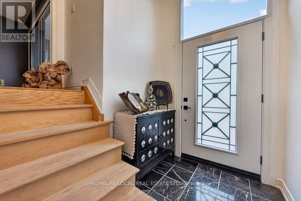 4 Martindale Crescent, Brampton, Ontario  L6X 2T9 - Photo 5 - W13766506