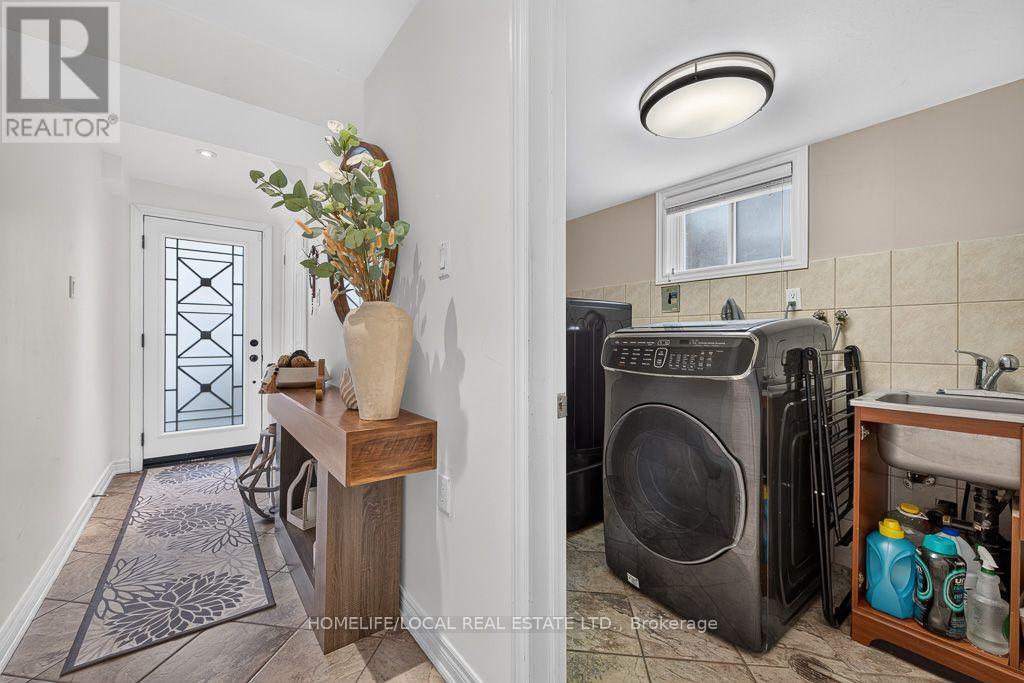 4 Martindale Crescent, Brampton, Ontario  L6X 2T9 - Photo 6 - W13766506