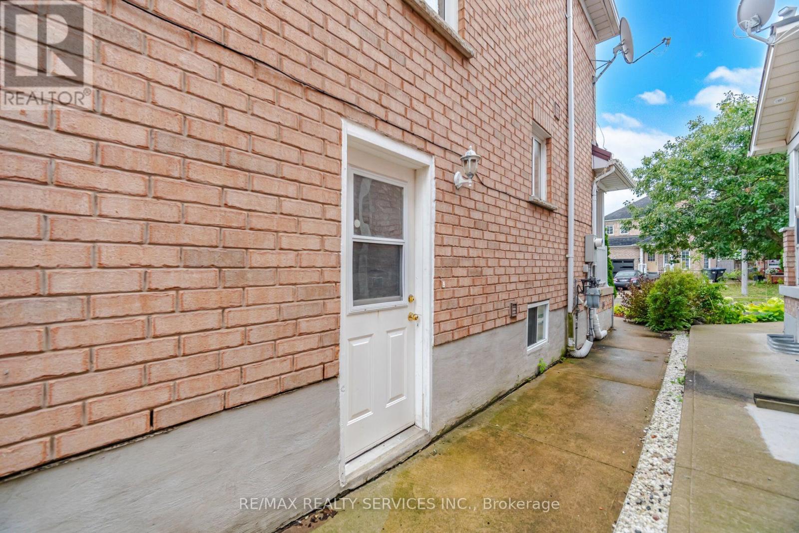 92 Farthingale Crescent, Brampton, Ontario  L7A 1W8 - Photo 28 - W13765222