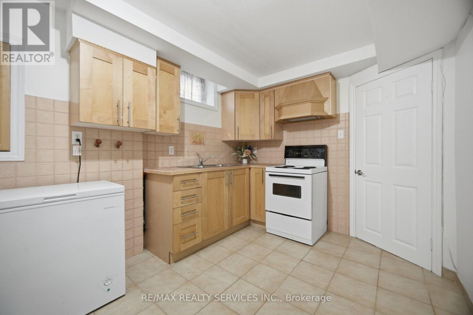 92 Farthingale Crescent, Brampton, Ontario  L7A 1W8 - Photo 33 - W13765222