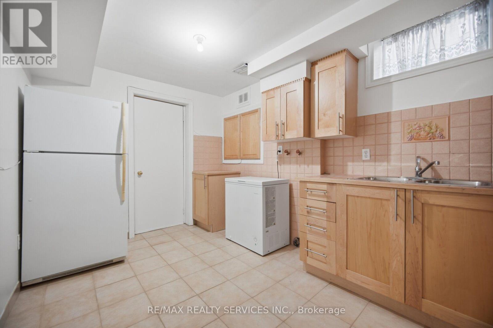 92 Farthingale Crescent, Brampton, Ontario  L7A 1W8 - Photo 32 - W13765222