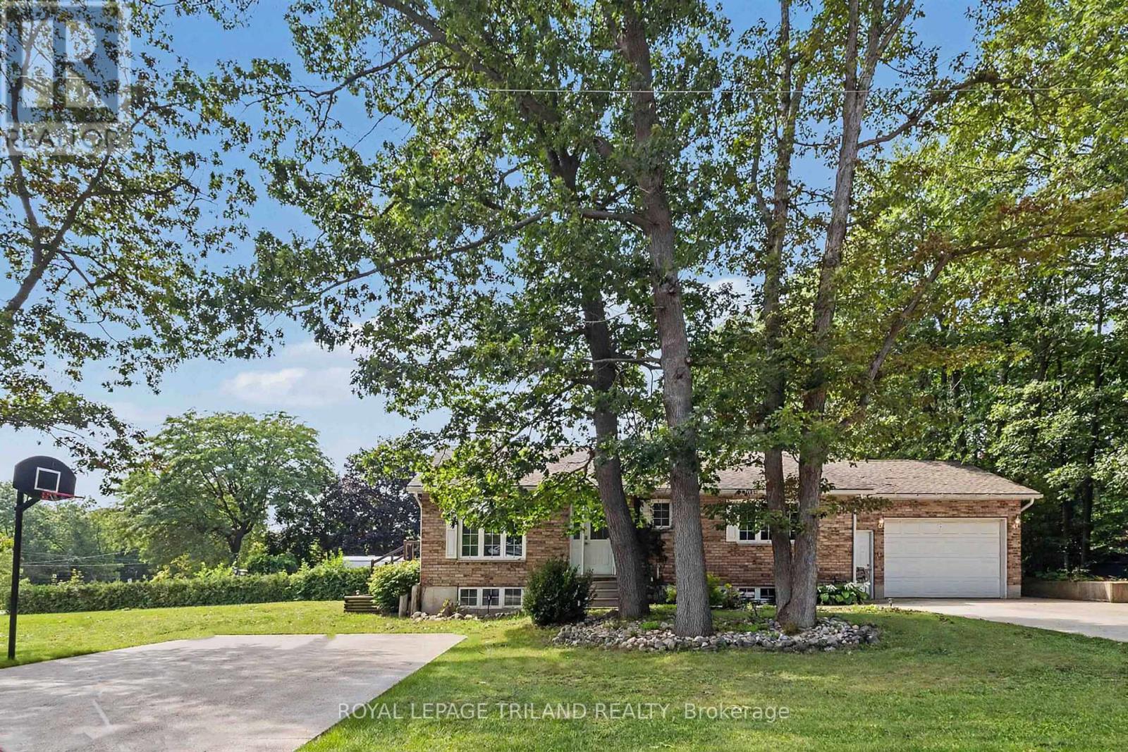 10234 Julie Avenue, Lambton Shores, Ontario  N0M 1T0 - Photo 2 - X13766878