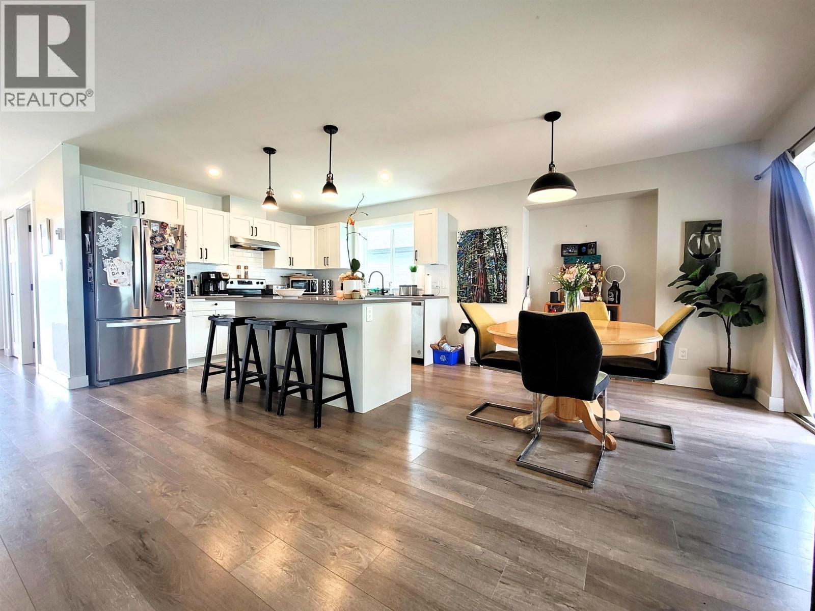 1040 Celia Crescent, Gibsons, British Columbia  V0N 1V7 - Photo 2 - R3163755