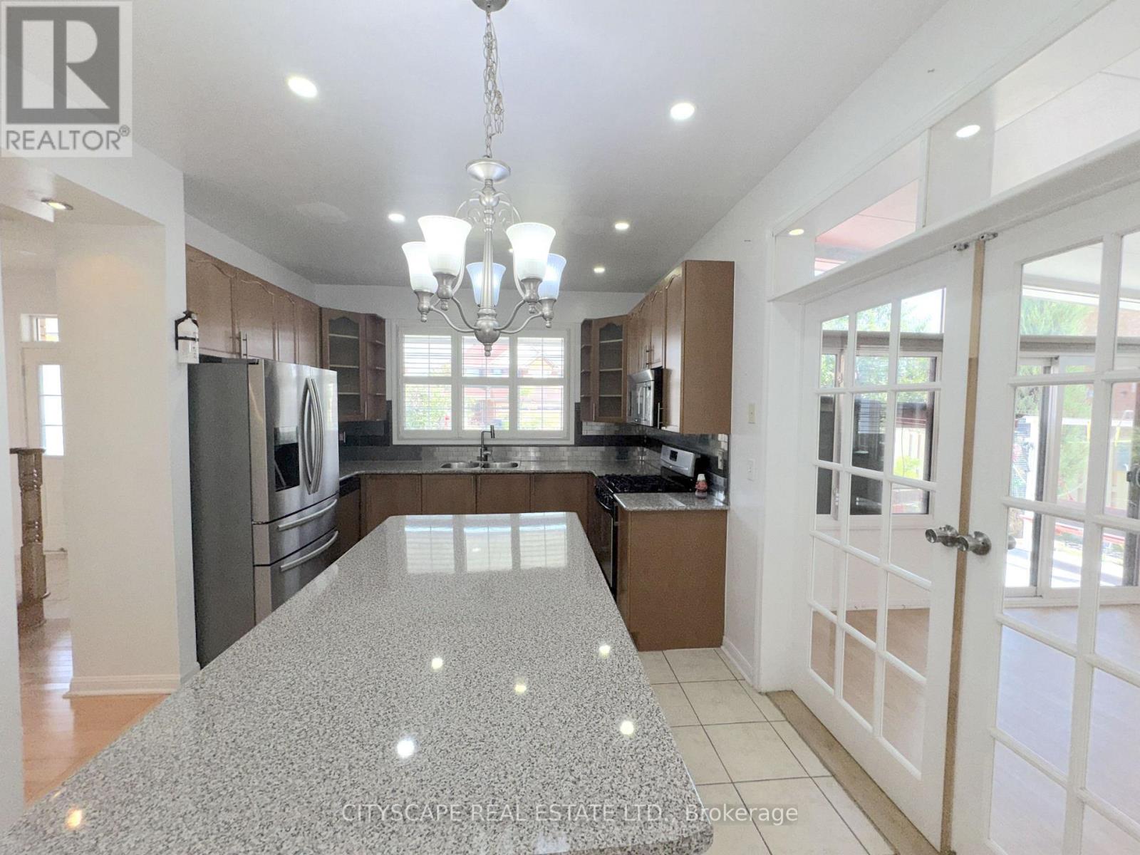 24 Eastway Street, Brampton, Ontario  L6S 0A4 - Photo 11 - W13766900