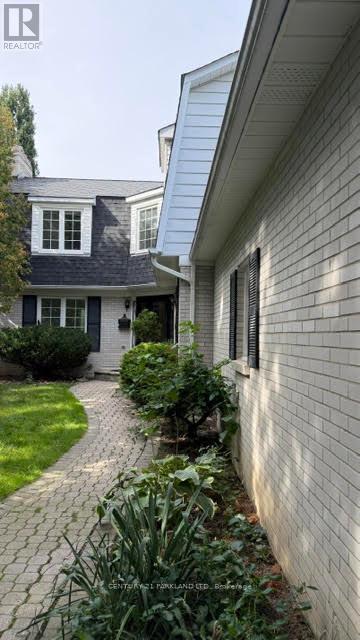 28 Pinnacle Road, Toronto (St. Andrew-Windfields), Ontario  M2L 2V8 - Photo 3 - C13767242