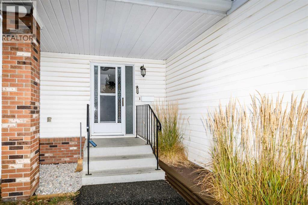 38, 2821 Botterill Crescent, Red Deer, Alberta  T4R 2E5 - Photo 3 - A2330010