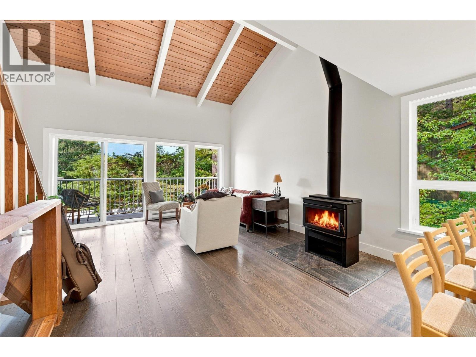 3015 Alpine Crescent, Whistler, British Columbia  V8E 0B8 - Photo 3 - R3161658