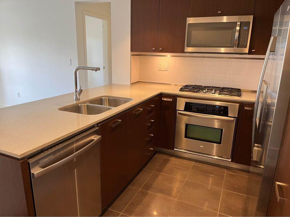 3xx 2940 King George Boulevard, Surrey, British Columbia  V4P 0E4 - Photo 2 - R3163821