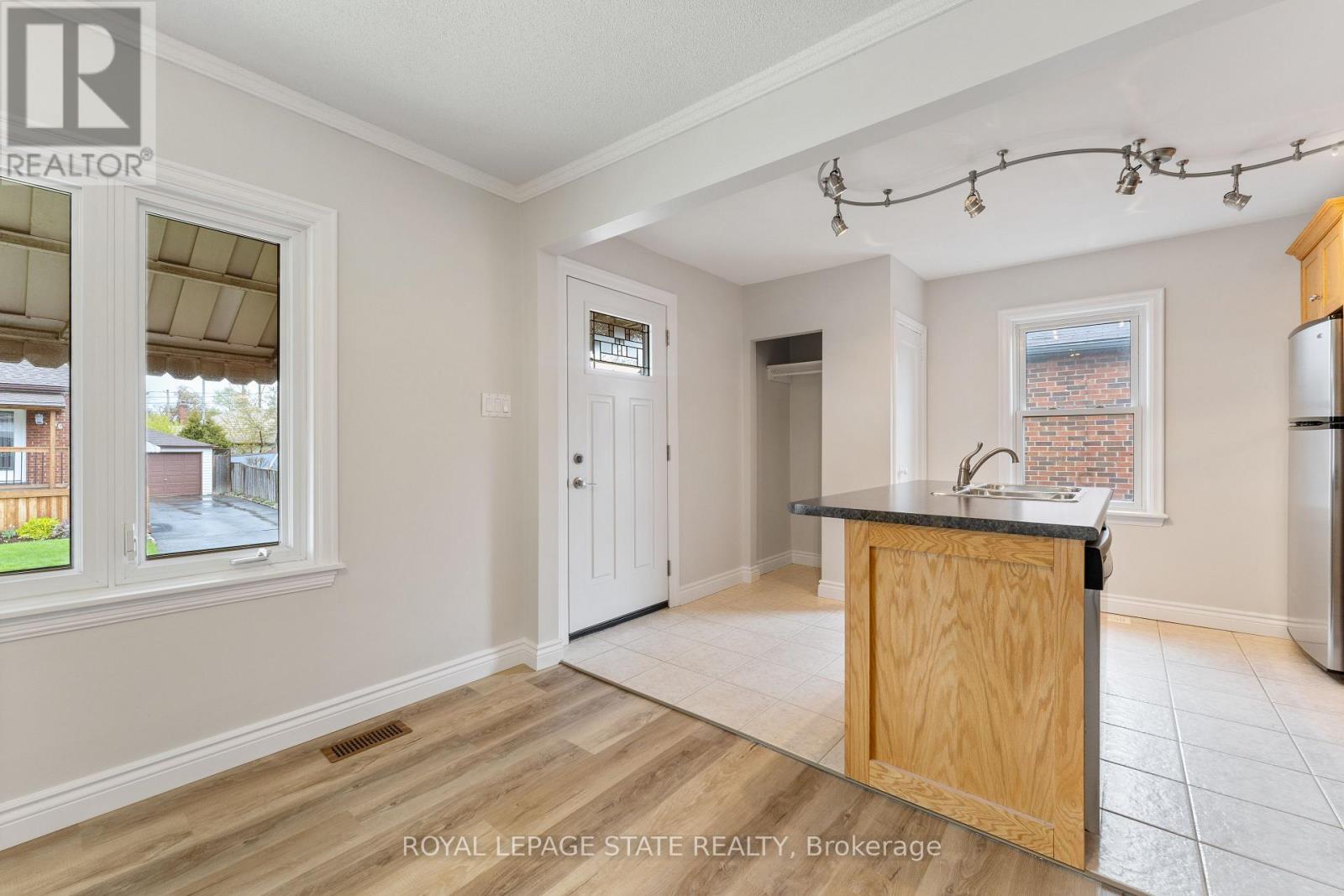 Main Floor - 65 East 11th Street, Hamilton, Ontario  L9A 3T3 - Photo 4 - X13767282