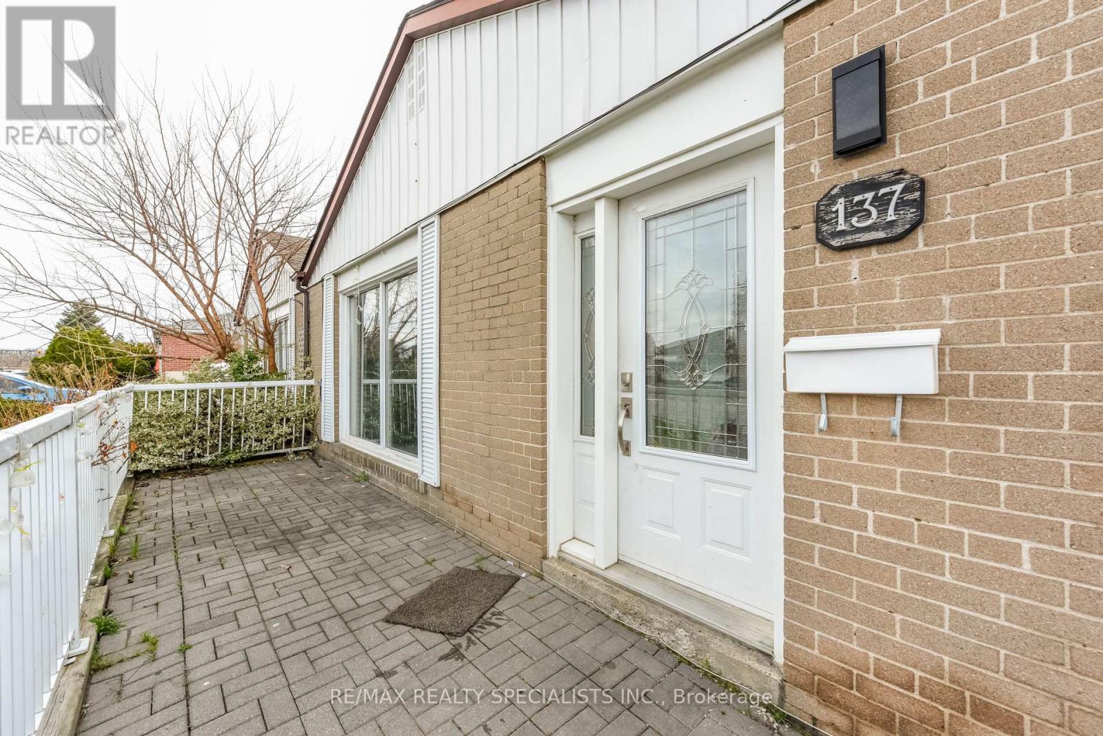Upper - 137 Avondale Boulevard, Brampton, Ontario  L6T 1H5 - Photo 3 - W13765694