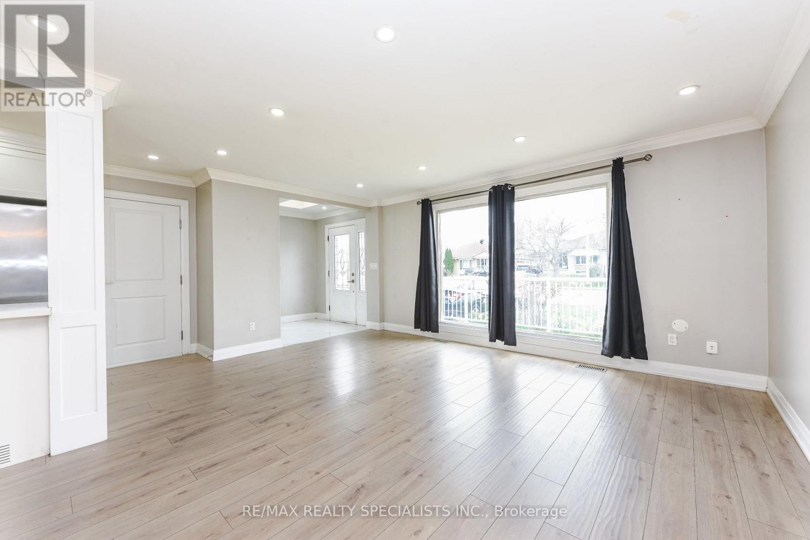 Upper - 137 Avondale Boulevard, Brampton, Ontario  L6T 1H5 - Photo 5 - W13765694