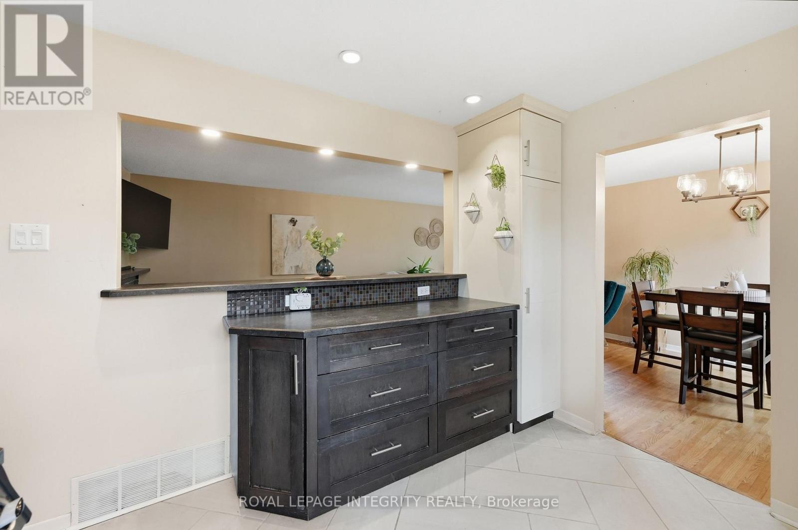 26 Woodmount Crescent, Ottawa, Ontario  K2E 5R1 - Photo 8 - X13767374