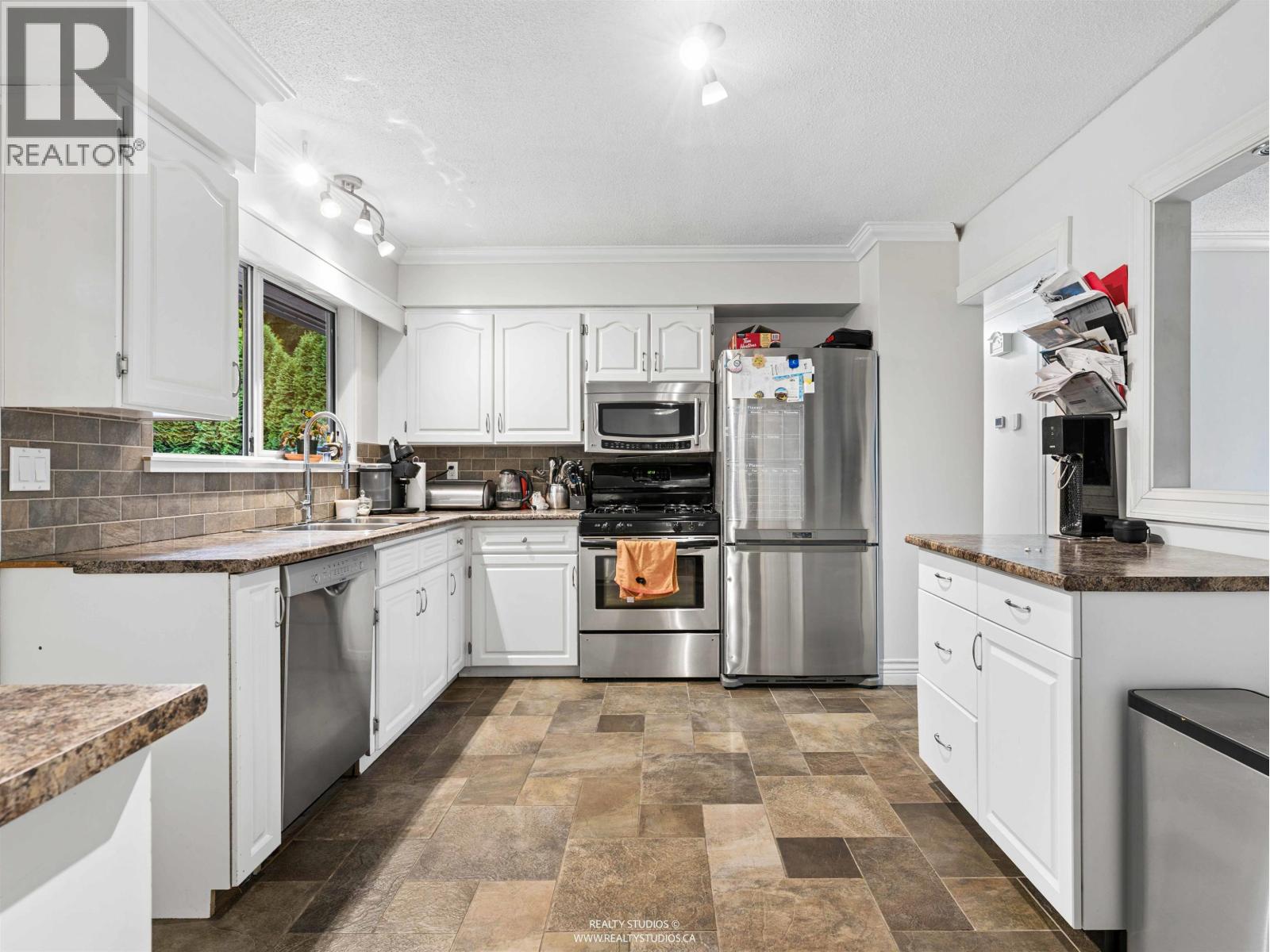 21796 Donovan Avenue, Maple Ridge, British Columbia  V2X 3A7 - Photo 4 - R3163791