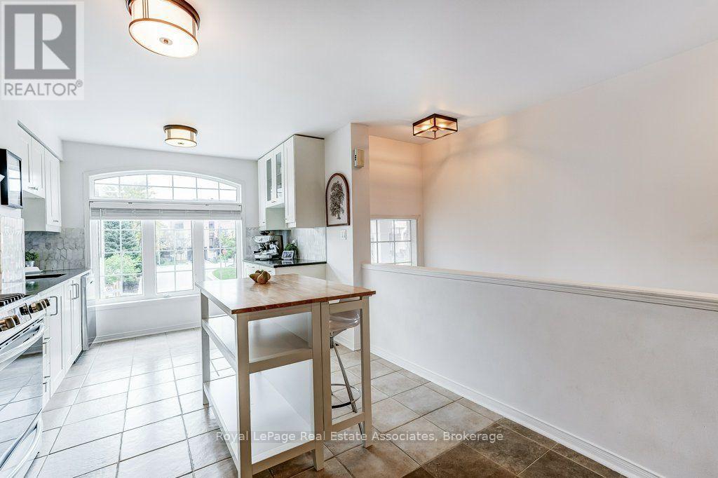 7222 Deanlee Court, Mississauga, Ontario  L5N 8R5 - Photo 3 - W13767468