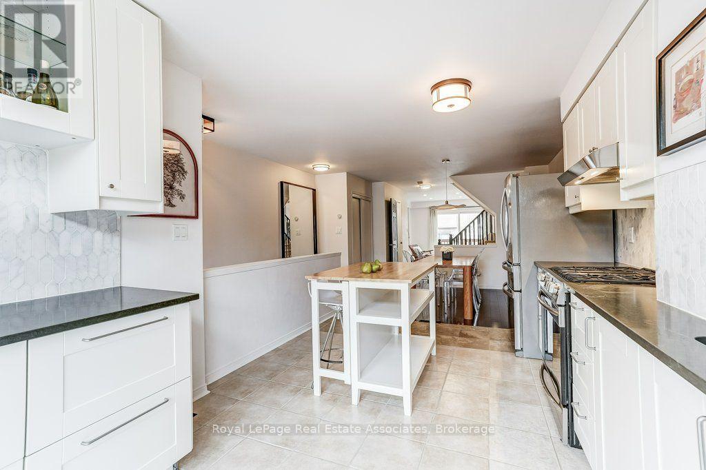 7222 Deanlee Court, Mississauga, Ontario  L5N 8R5 - Photo 5 - W13767468