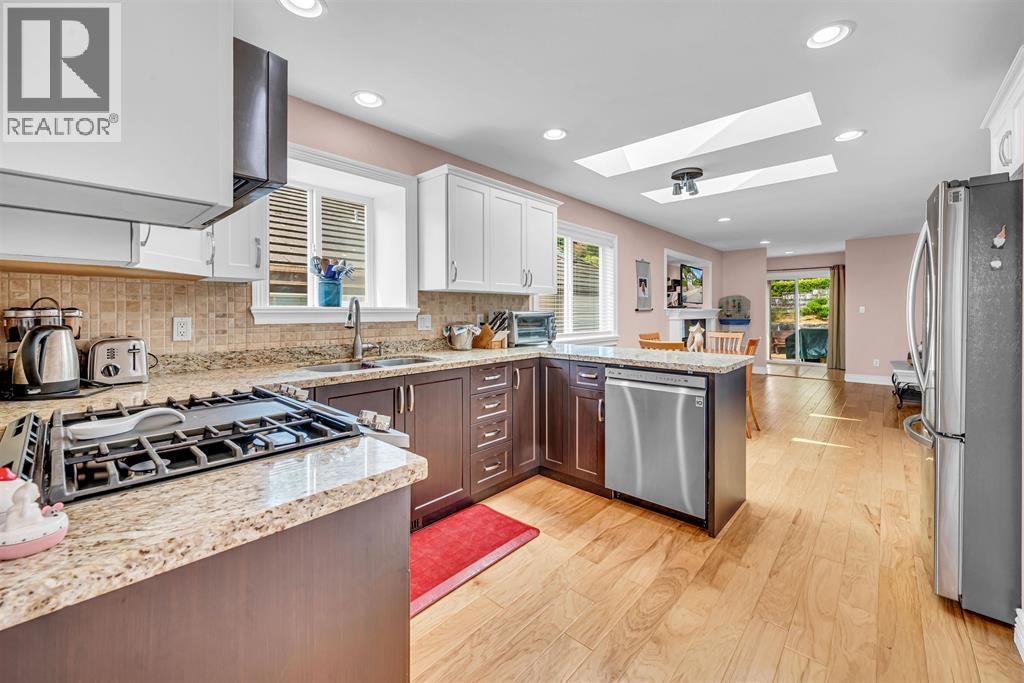 3017 Maplewood Court, Coquitlam, British Columbia  V3E 3P3 - Photo 12 - R3163212