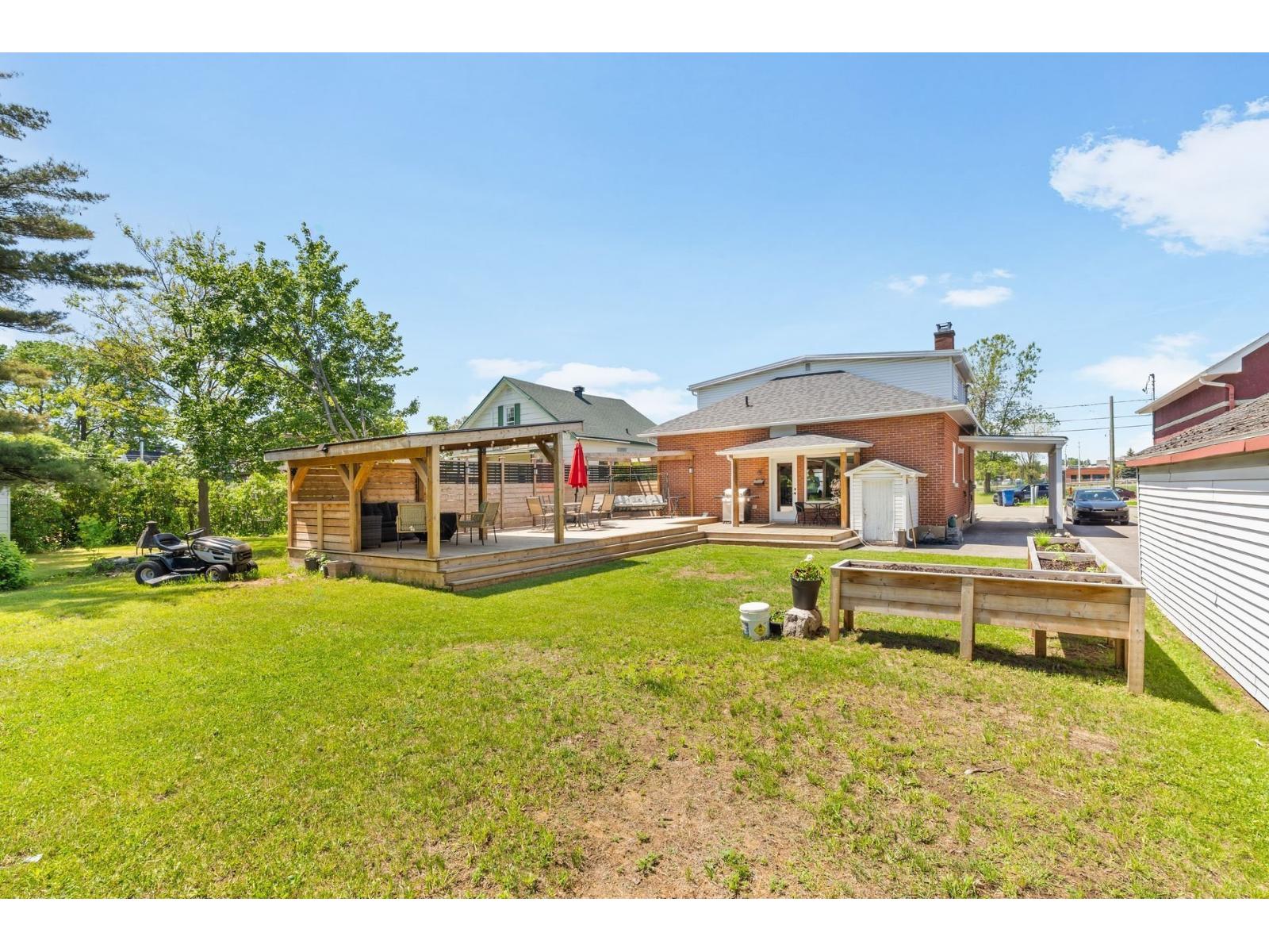 21 Rue Vachon Trois-Rivières Quebec Canada G8T1Z6 4