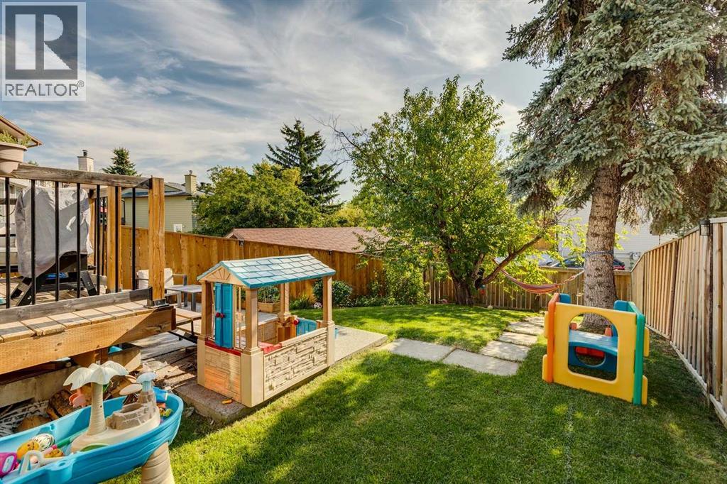 558 Strathcona Drive SW, Calgary, Alberta  T3H 1K3 - Photo 3 - A2340398