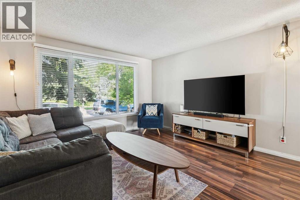 558 Strathcona Drive SW, Calgary, Alberta  T3H 1K3 - Photo 4 - A2340398