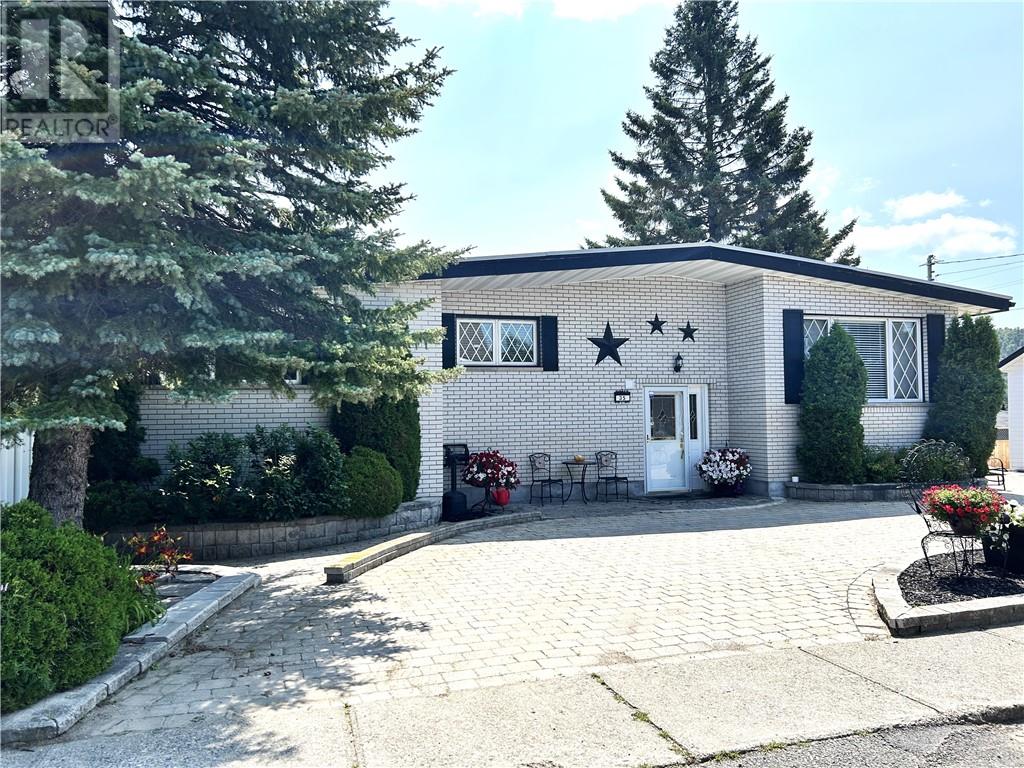 35 Cedar Street, Levack, Ontario  P0M 2C0 - Photo 3 - 2130279