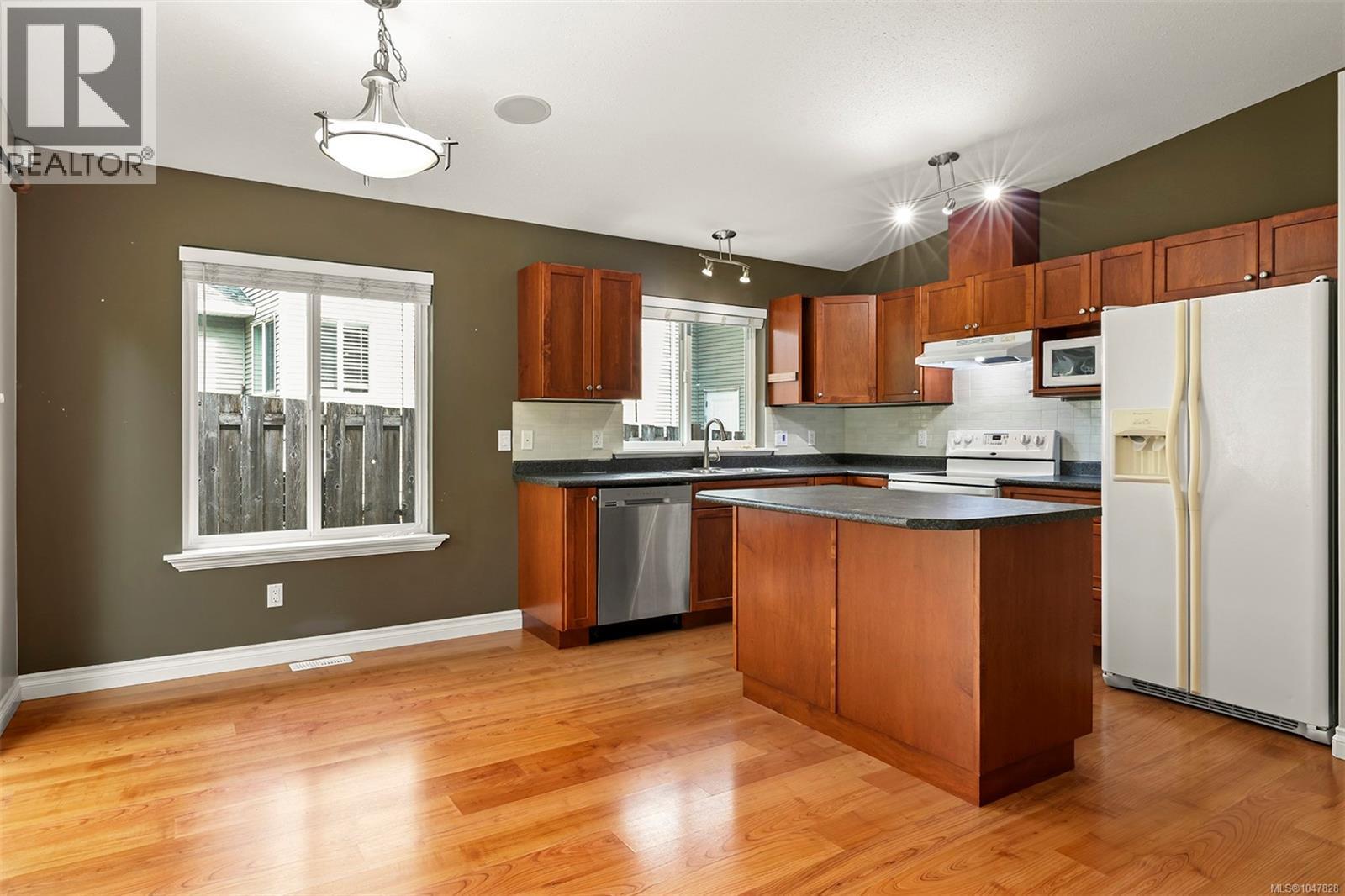 2717 Kendal Ave, Cumberland, British Columbia  V0R 1S0 - Photo 9 - 1047828