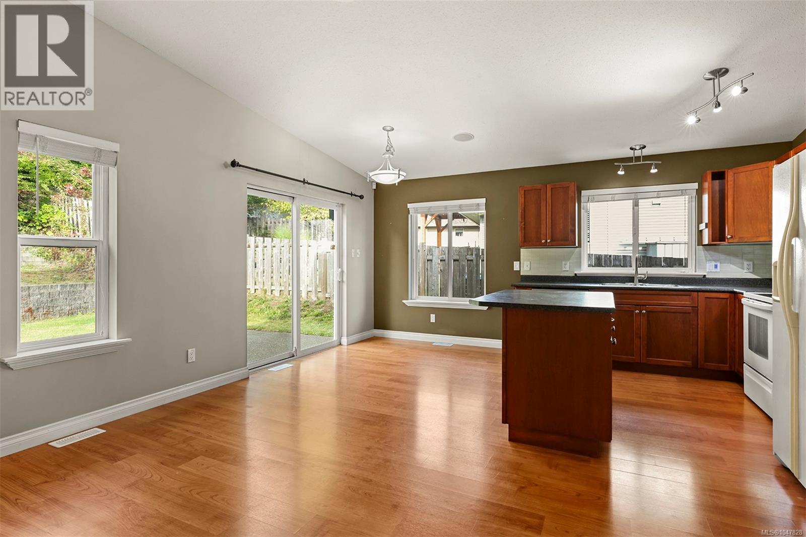 2717 Kendal Ave, Cumberland, British Columbia  V0R 1S0 - Photo 5 - 1047828