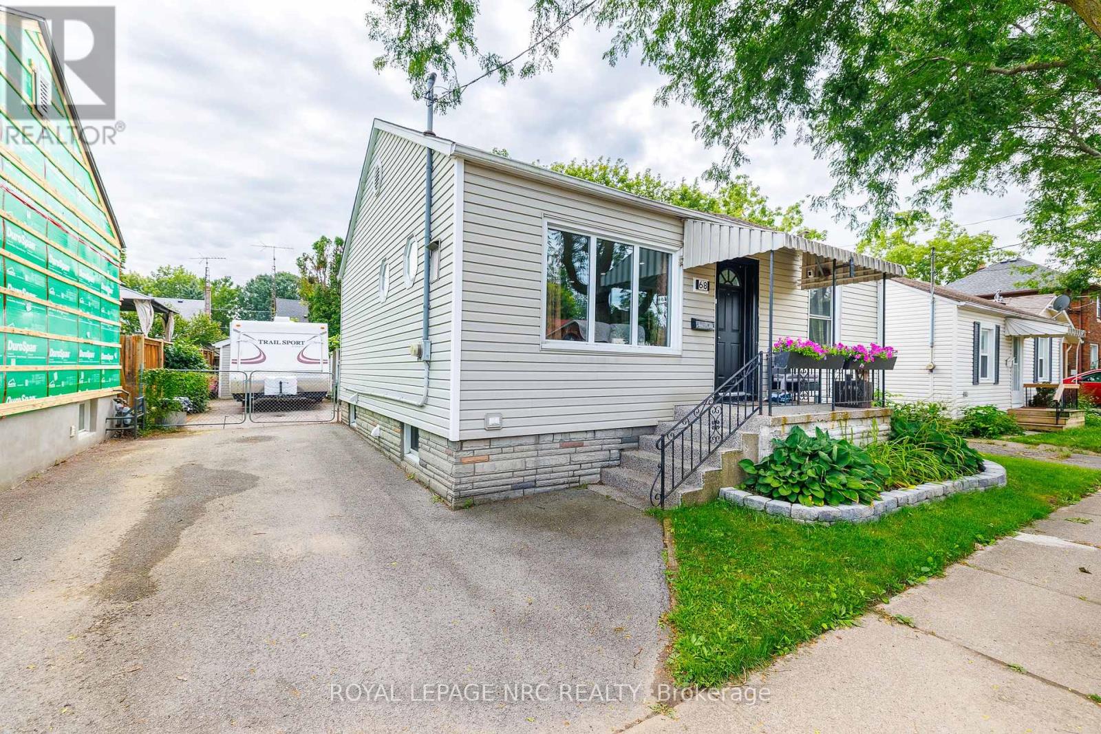 68 Carlton Street, St. Catharines, Ontario  L2R 1P8 - Photo 2 - X13767630
