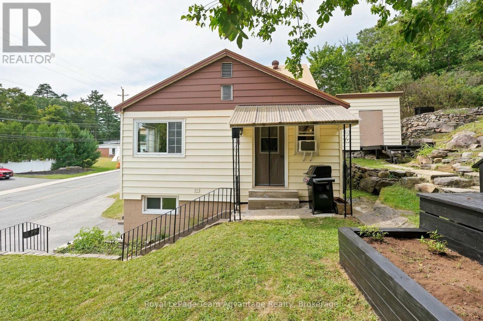 65 Isabella Street, Parry Sound, Ontario P2A 1M6 - Photo 3 - X13767728