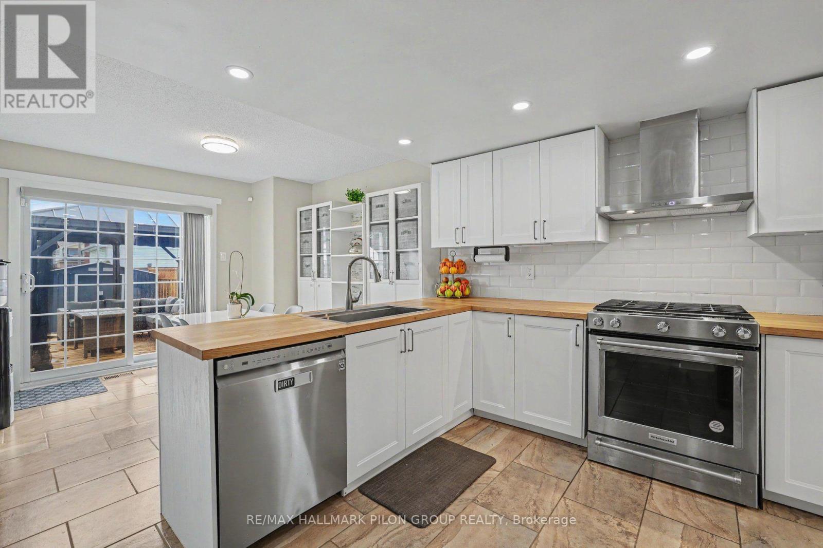 1689 Champneuf Drive, Ottawa, Ontario  K1C 4V1 - Photo 4 - X13767820