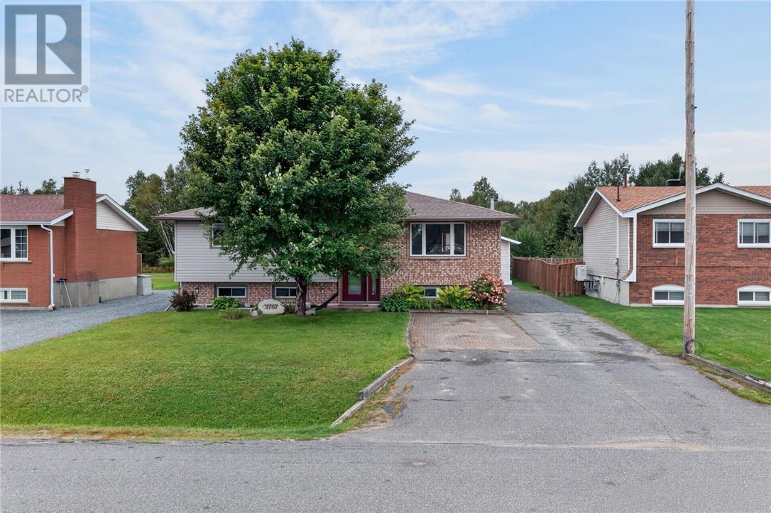 3797 Swanson Court, Val Caron, Ontario  P3N 1J5 - Photo 2 - 2130288