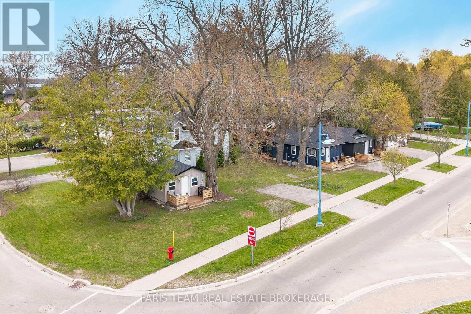 687 Innisfil Beach Road, Innisfil (Alcona), Ontario  L0L 2M0 - Photo 3 - N13768230