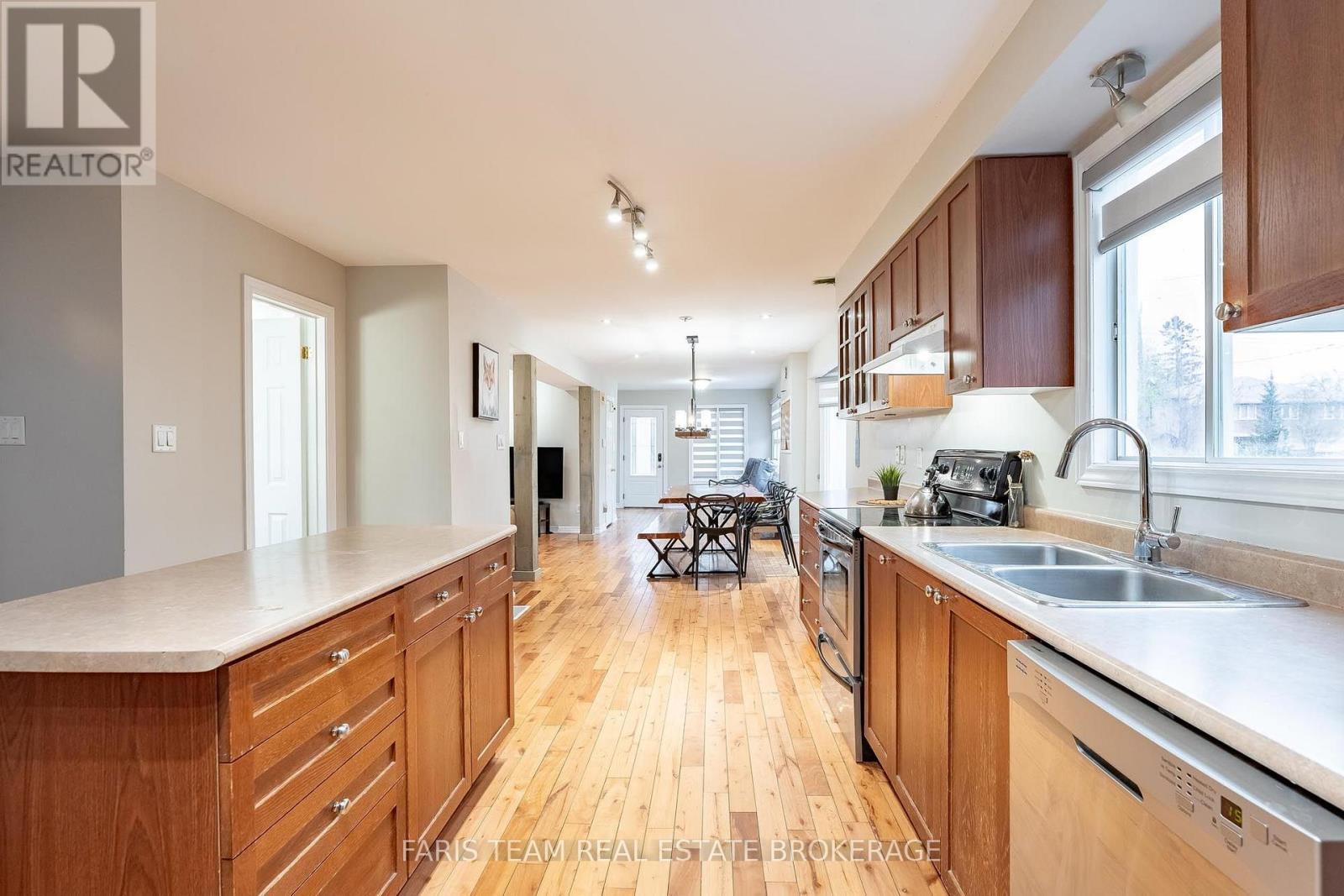687 Innisfil Beach Road, Innisfil (Alcona), Ontario  L0L 2M0 - Photo 8 - N13768230