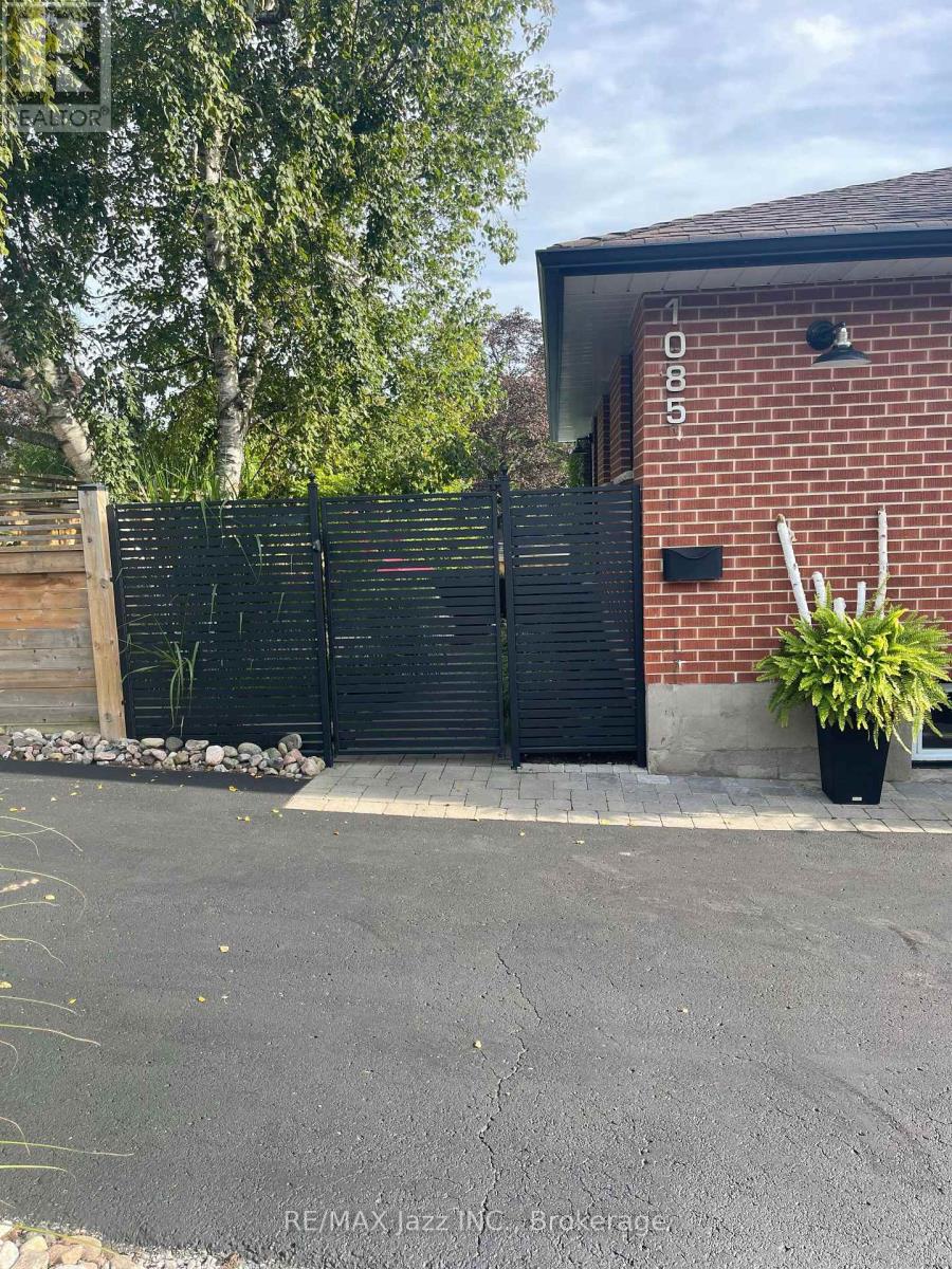 1085 Willowdale Avenue, Oshawa, Ontario  L1H 1W7 - Photo 3 - E13739968