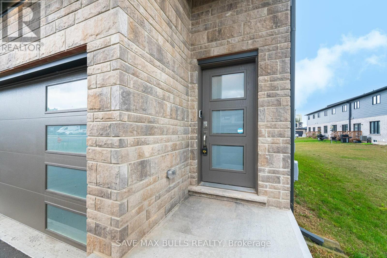 7381 Matteo Drive, Niagara Falls, Ontario  L2H 3T3 - Photo 4 - X13768034