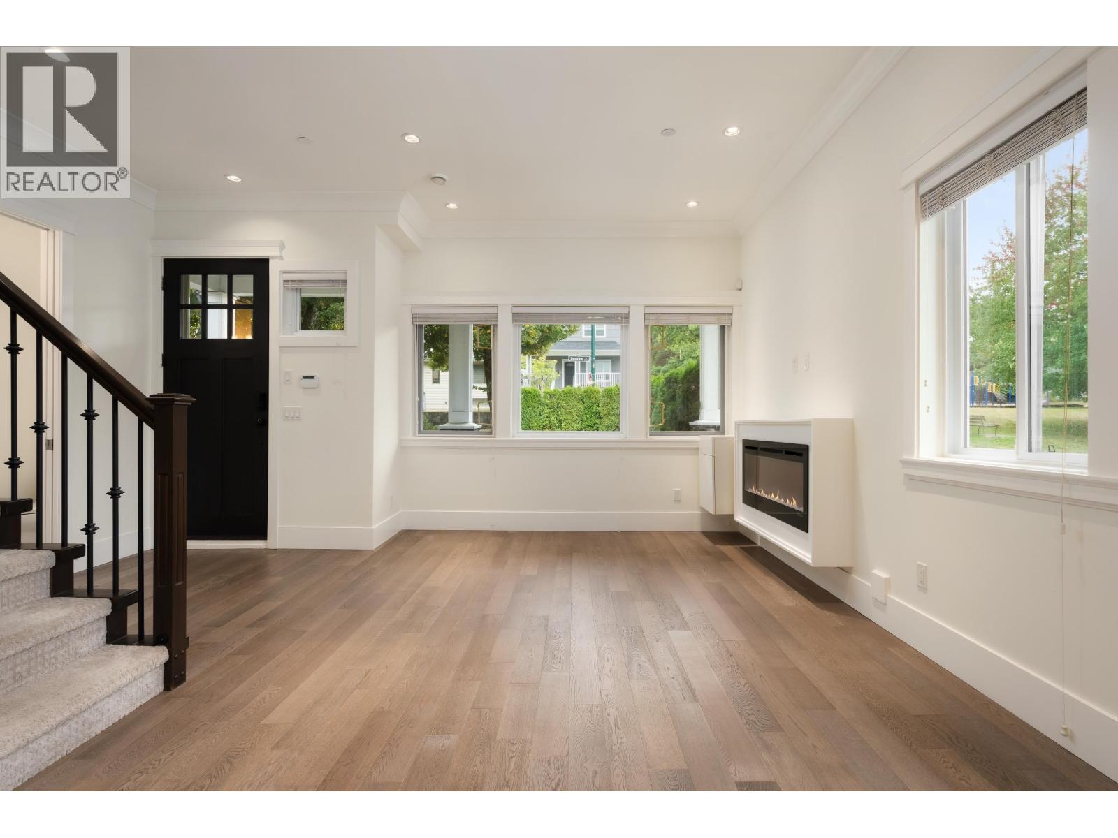 5565 Dundee Street, Vancouver, British Columbia  V5R 3T8 - Photo 4 - R3163918