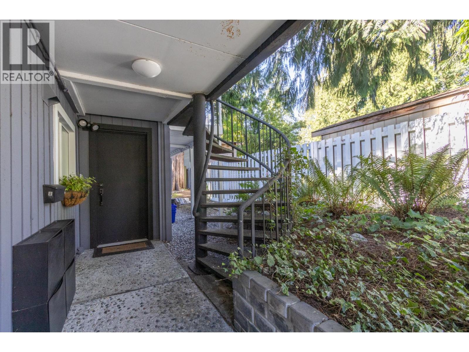 Suite 2673 Woodbine Drive, North Vancouver, British Columbia  V7R 2R7 - Photo 2 - R3163977