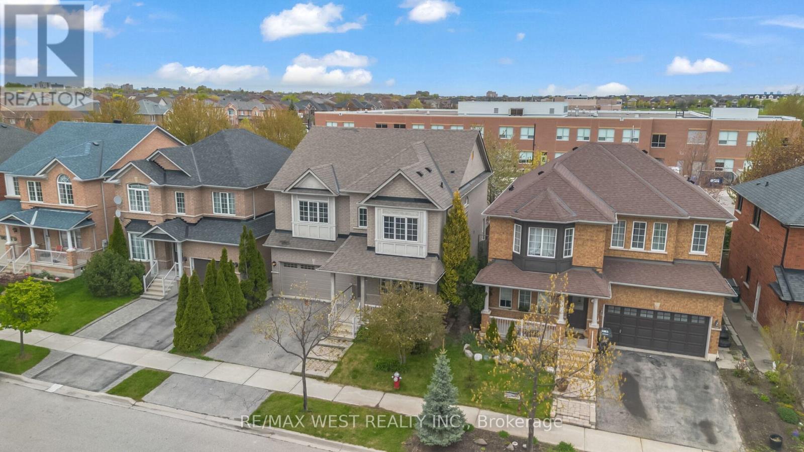 5843 Rainspring Drive, Mississauga, Ontario  L5M 6X7 - Photo 2 - W13768484