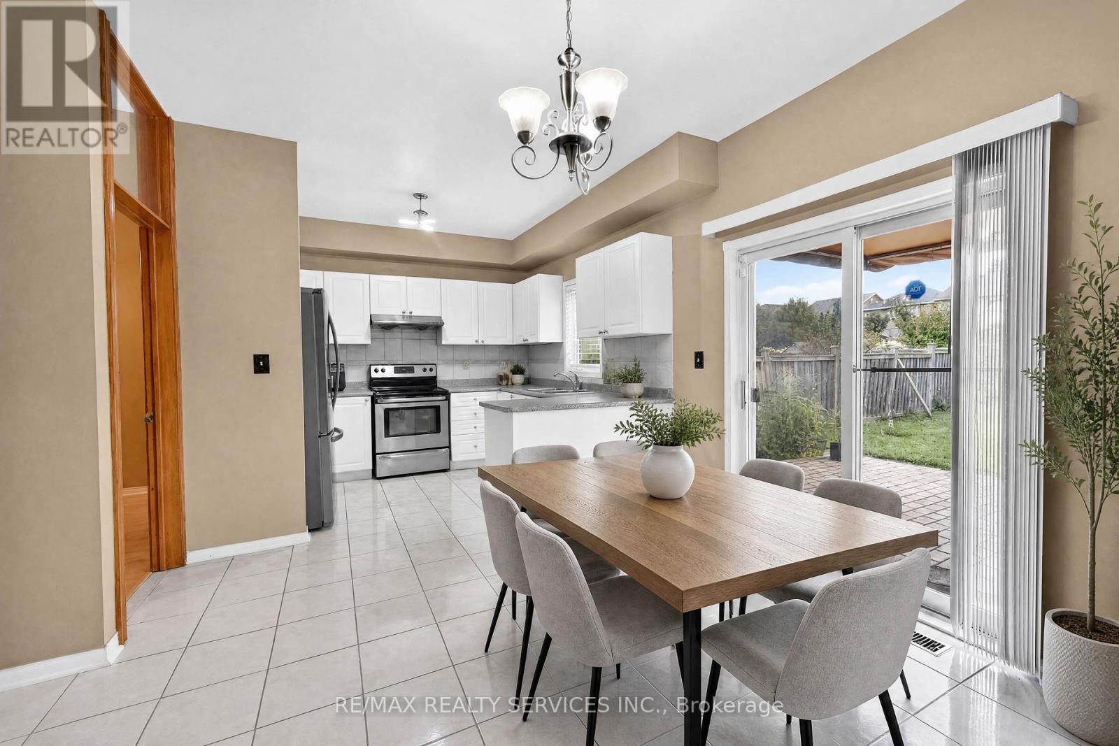 703 Twain Avenue, Mississauga, Ontario  L5W 1K7 - Photo 13 - W13768516